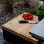 KRATKI QUADRUM/BBQ/V - ΦΟΡΗΤΟ ΚΑΤΑΚΟΡΥΦΟ ΜΠΑΡΜΠΕΚΙΟΥ ΞΥΛΟΥ ΜΕ ΕΠΙΦΑΝΕΙΑ ΧΑΛΥΒΑ ΓΙΑ ΥΓΙΕΙΝΟ ΨΗΣΙΜΟ ΧΩΡΙΣ ΑΝΑΘΥΜΙΑΣΕΙΣ - Image 11