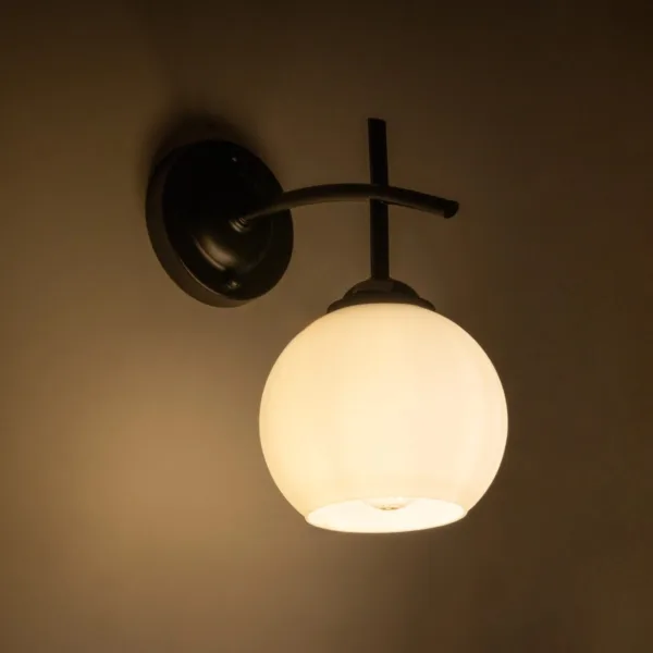 GloboStar® ISEN 01157 Μοντέρνο Επιτοίχιο Φωτιστικό Απλίκα Μονόφωτο 1 x E27 IP20 Μαύρο Μέταλλο με Λευκό Γυαλί - Μ24 x Π15 x Υ27cm - Image 2