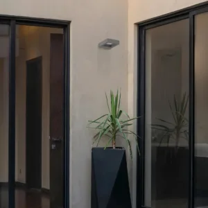 kelvo® AURA KLV-101-0117 Μοντέρνο Φωτιστικό Τοίχου - Απλίκα LED 7W 875lm 45° AC 220-240V Αδιάβροχο IP65 Θερμό Λευκό 2700K - Bridgelux COB Chip & TÜV SÜD Driver - Γκρι Ανθρακί Ματ - Μ15 x Π12.5 x Υ4.5cm - 5 Χρόνια Εγγύηση