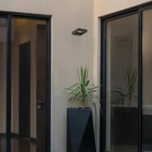 kelvo® AURA KLV-101-0116 Μοντέρνο Φωτιστικό Τοίχου - Απλίκα LED 7W 875lm 45° AC 220-240V Αδιάβροχο IP65 Θερμό Λευκό 2700K - Bridgelux COB Chip & TÜV SÜD Driver - Μαύρο Ματ - Μ15 x Π12.5 x Υ4.5cm - 5 Χρόνια Εγγύηση