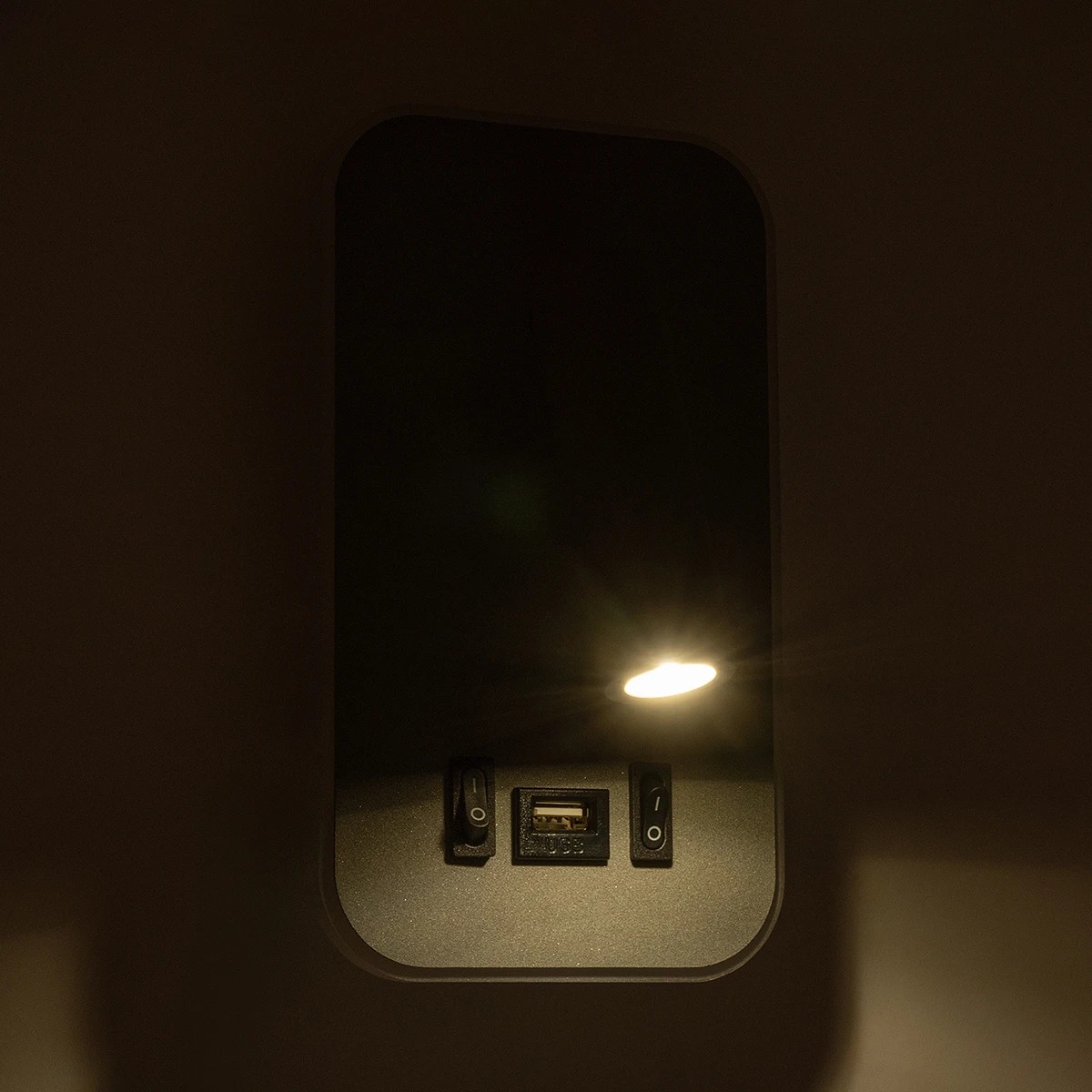 GloboStar® LADY-O 61365 Μοντέρνο Φωτιστικό Τοίχου - Απλίκα Ξενοδοχείου Bed Side LED 10W 1000lm 36° & 360° AC 220-240V - Reading Light & Κρυφός Φωτισμός - Φορτιστής USB 3A - Μ10.5 x Π10 x Υ18.5cm - Φυσικό Λευκό 4500K - Γκρι Ανθρακί - 3 Χρόνια Εγγύηση - Image 8