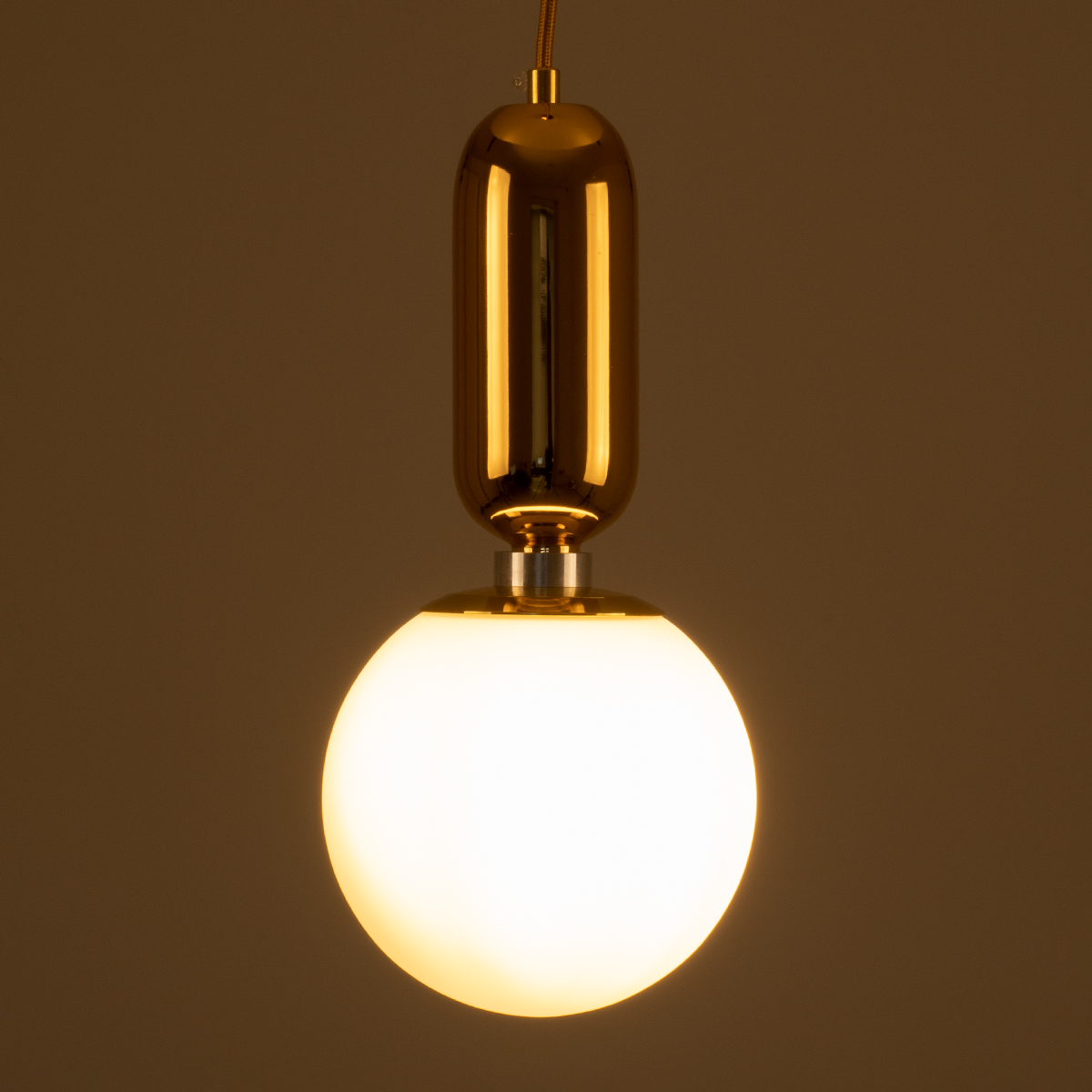 GloboStar® MAVERICK 00943 Μοντέρνο Κρεμαστό Φωτιστικό Μπάλα Μονόφωτο 1 x E27 IP20 Χρυσό Μέταλλο με Λευκό Γυαλί - Μ15 x Π15 x Υ33cm - Image 2