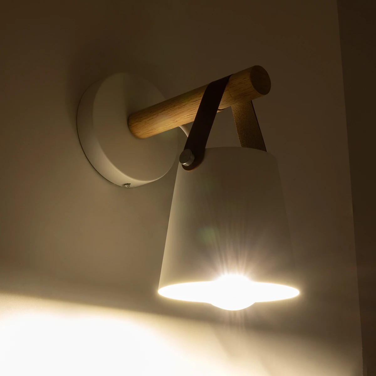 GloboStar® AMY 00946 Μοντέρνο Επιτοίχιο Φωτιστικό Απλίκα Μονόφωτο 1 x E27 IP20 Λευκό Μέταλλο, Μπεζ Ξύλο με Πορτοκαλί Δέρμα - Μ19 x Π13 x Y14cm - Image 2