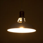 GloboStar® ANER 01072 Vintage Κρεμαστό Φωτιστικό Καμπάνα Μονόφωτο 1 x E27 IP20 Λευκό & Χρυσό Μέταλλο - Μ27.5 x Π27.5 x Υ19cm - Image 2