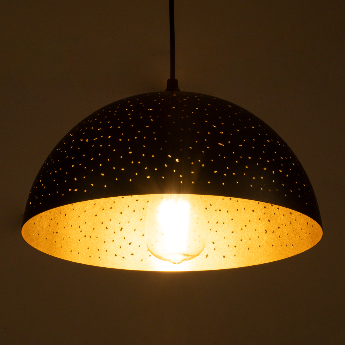 GloboStar® SOLANA 01301 Μοντέρνο Κρεμαστό Φωτιστικό Καμπάνα Μονόφωτο 1 x E27 IP20 Μαύρο & Χρυσό Μέταλλο - Μ30 x Π30 x Υ15cm - Image 2