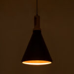 GloboStar® CALYPSO 01334 Μοντέρνο Κρεμαστό Φωτιστικό Καμπάνα Σετ Τρίφωτο 3 x E27 Μαύρο & Χρυσό Μέταλλο με Μπεζ Ξύλο - Μ110 x Π110 x Υ35cm - Image 4