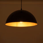 GloboStar® LUNE 01341 Μοντέρνο Κρεμαστό Φωτιστικό Καμπάνα Μονόφωτο 1 x E27 IP20 Μαύρο & Χρυσό Μέταλλο - Μ40 x Π40 x Υ20cm - Image 2