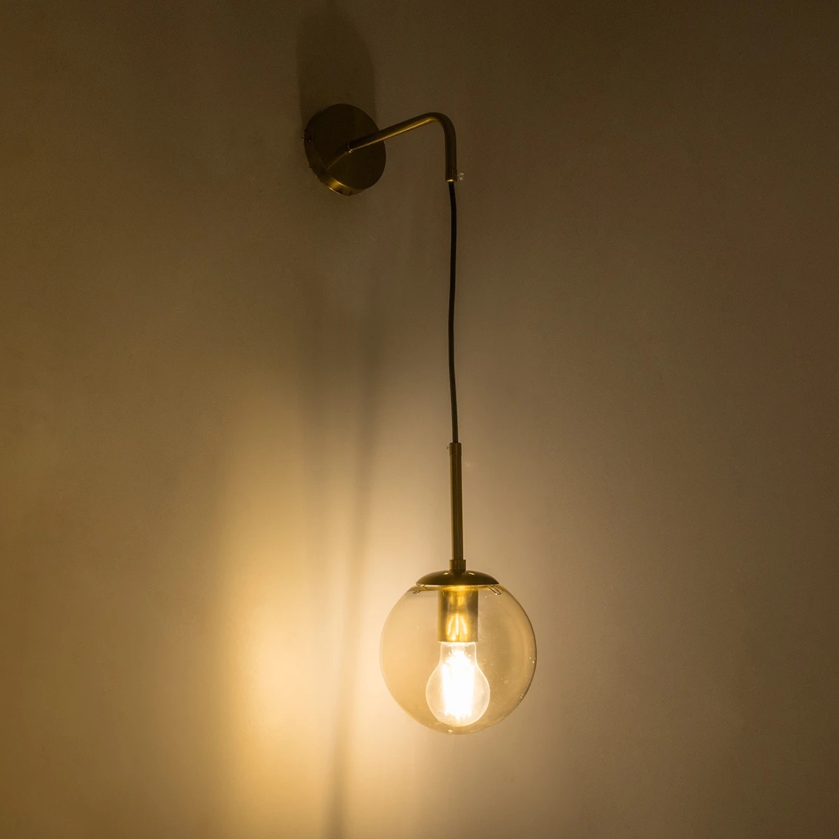 GloboStar® MADISON 01427 Μοντέρνο Επιτοίχιο Φωτιστικό Απλίκα Μονόφωτο 1 x E27 IP20 Χρυσό Μέταλλο με Μελί Γυαλί - Φ15 x Υ54cm - Image 2