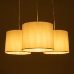 GloboStar® RAMSON 01526 Μοντέρνο Κρεμαστό Φωτιστικό Καπέλο Τρίφωτο 3 x E27 IP20 Λευκό Ύφασμα με Μπεζ Ξύλο - Μ65 x Π65 x Υ20cm - Image 2