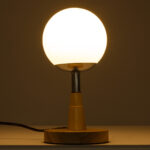 GloboStar® COVE 02036 Μοντέρνο Επιτραπέζιο Φωτιστικό Μονόφωτο 1 x E27 AC220-240V IP20 - Φ12 x Υ25cm - Μπεζ Ξύλινο & Γυάλινη Γαλακτερή Μπάλα - Image 7