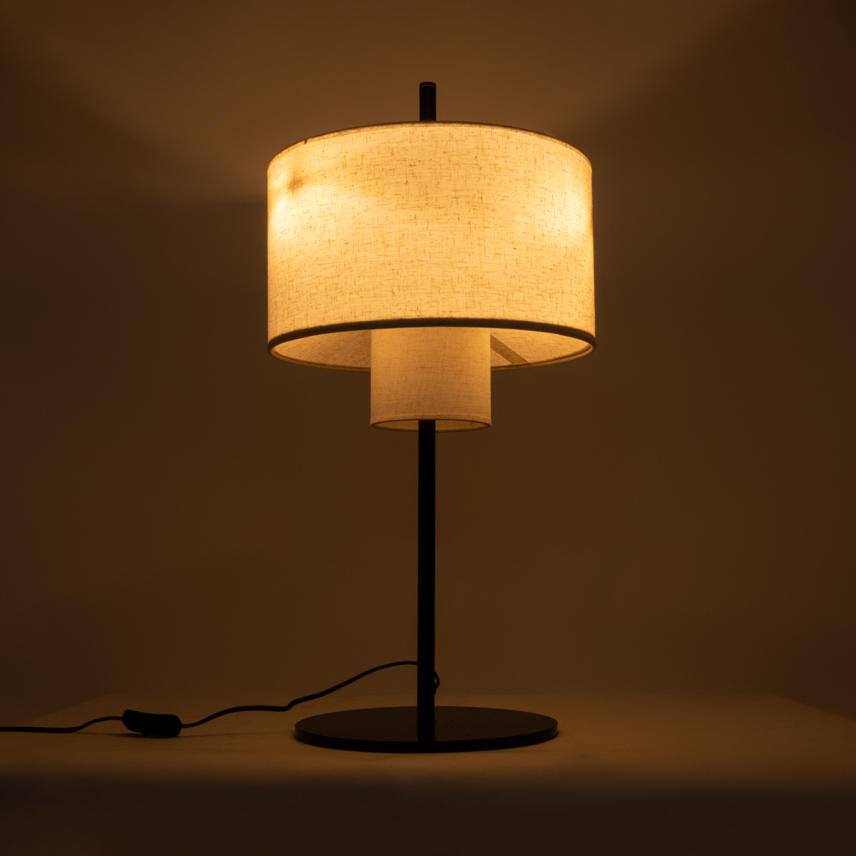 GloboStar® MARIGOLD 02227 Μοντέρνο Επιτραπέζιο Φωτιστικό Τρίφωτο 3 x E27 AC220-240V IP20 - Φ36 x Υ70cm - Μαύρο Μεταλλικό με Λευκό Μπεζ Καπέλο - Image 7