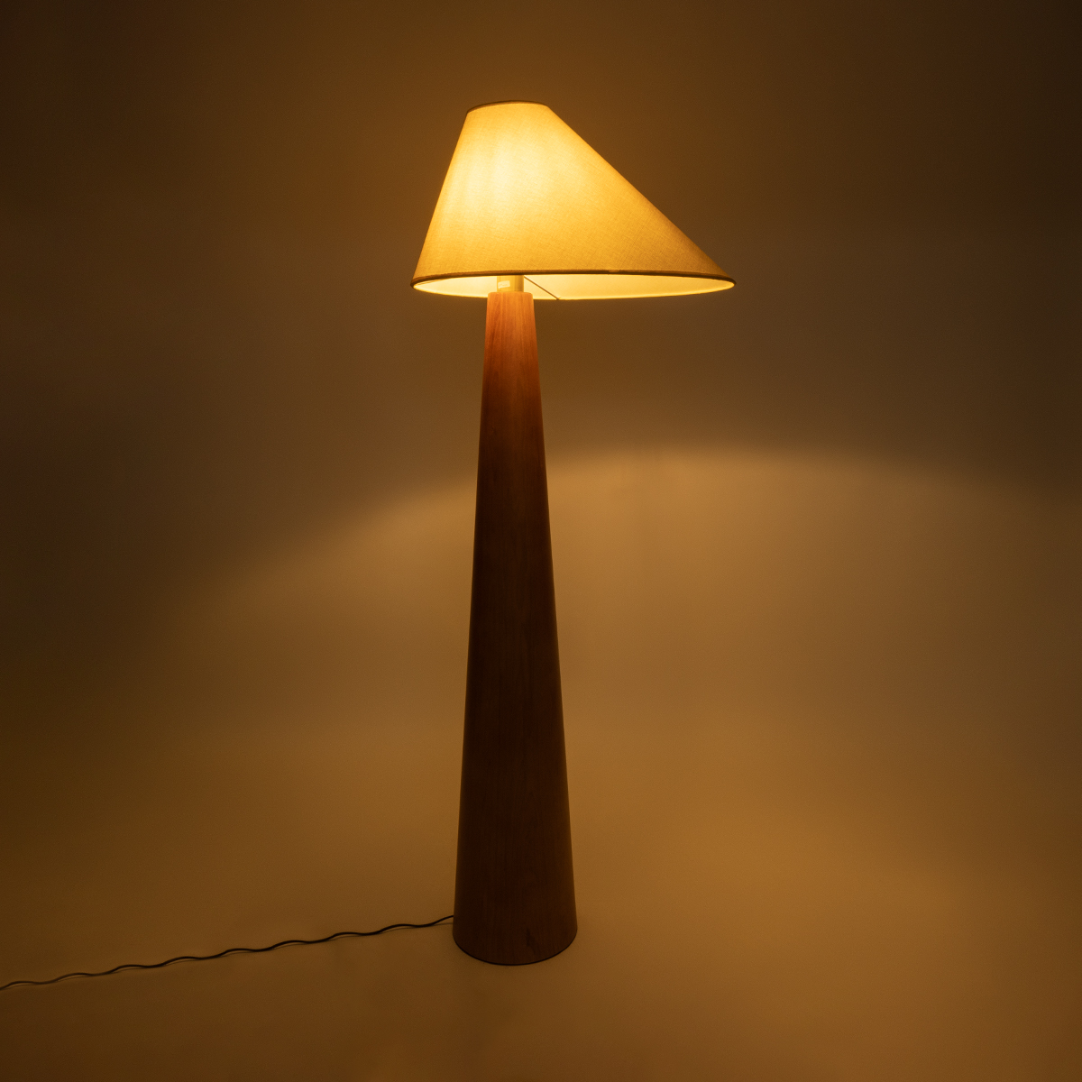 GloboStar® KAUAI 02230 Μοντέρνο Επιδαπέδιο Φωτιστικό Μονόφωτο 1 x E27 IP20 Καφέ Ξύλο με Μπεζ Ύφασμα - Μ55 x Π42 x Υ145cm - Image 2