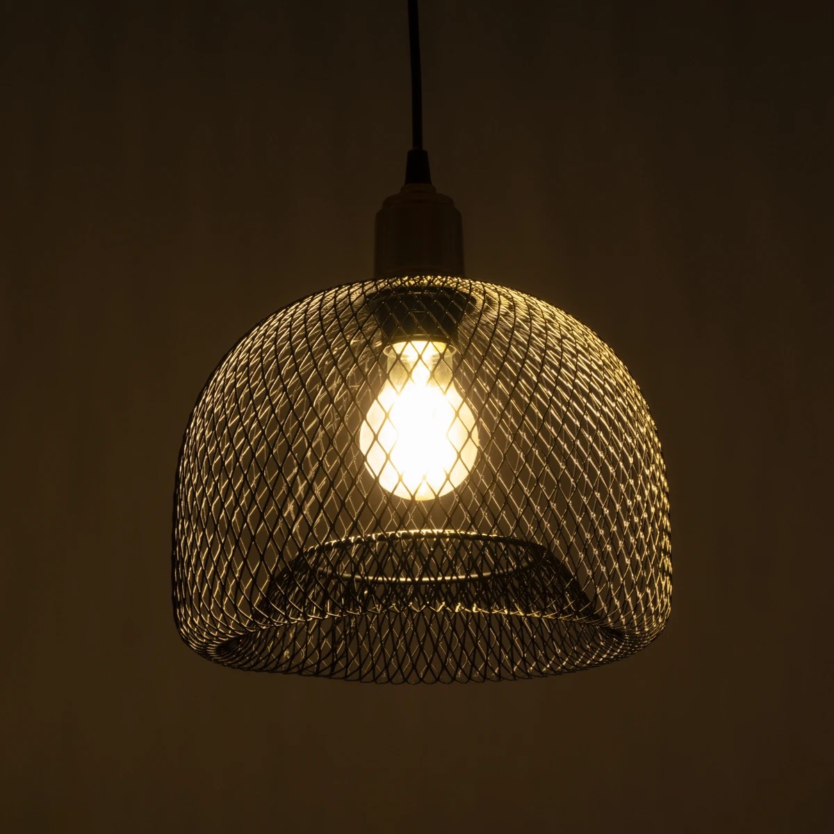 GloboStar® GLOZIA 201-0018 Μοντέρνο Κρεμαστό Φωτιστικό Πλέγμα Μονόφωτο 1 x E27 IP20 Μαύρο & Χρυσό Μέταλλο - Μ26 x Π26 x Υ70cm - Image 2