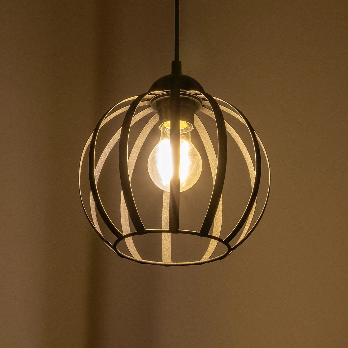 GloboStar® LUSE 202-0048 Μοντέρνο Κρεμαστό Φωτιστικό Πλέγμα Μονόφωτο 1 x E27 IP20 Μαύρο Μέταλλο- Μ24 x Π24 x Υ70cm - Image 2