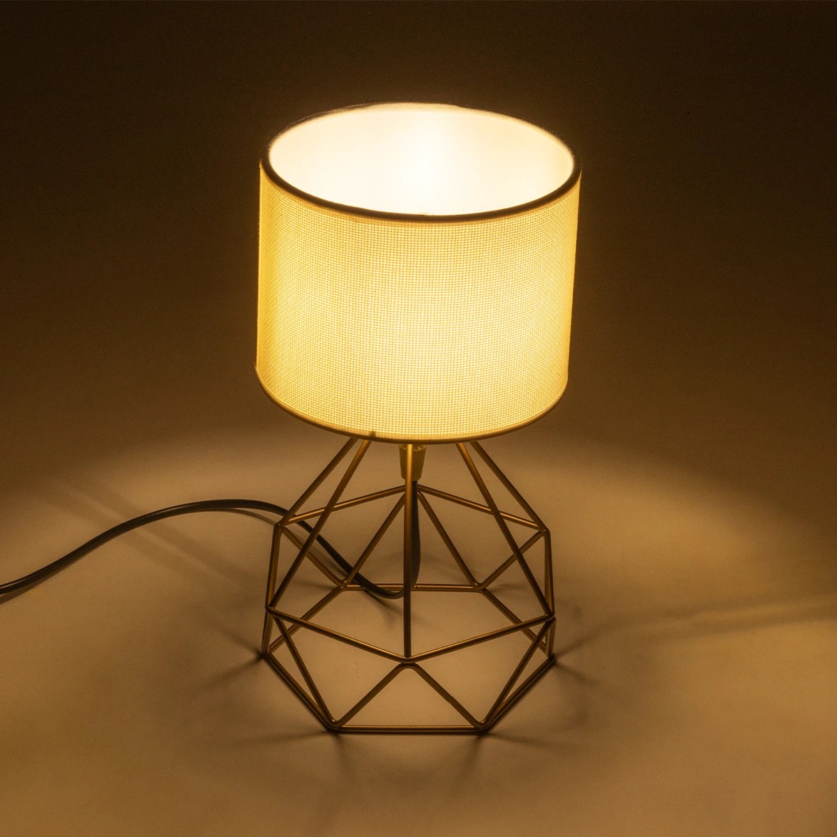 GloboStar® SHAPE 202-0058 Μοντέρνο Eπιτραπέζιο Φωτιστικό Μονόφωτο 1 x E27 IP20 Χρυσό Μέταλλο με Λευκό Ύφασμα - Μ40 x Π40 x Υ27cm - Image 2