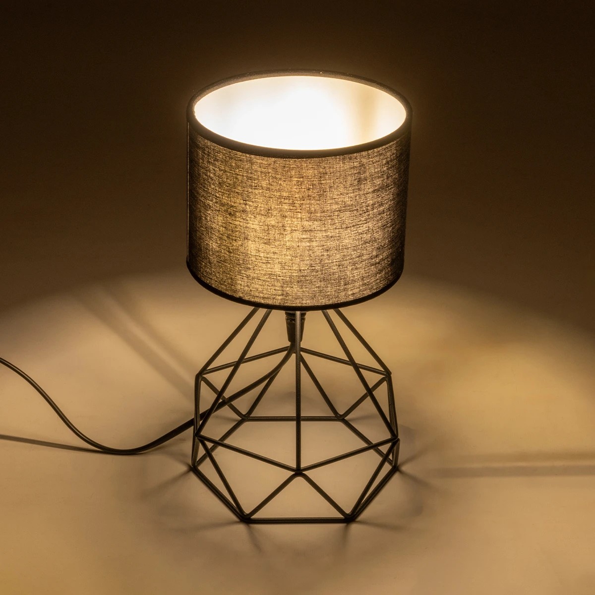 GloboStar® SHAPE 202-0059 Μοντέρνο Eπιτραπέζιο Φωτιστικό Μονόφωτο 1 x E27 IP20 Μαύρο Μέταλλο με Μαύρο Ύφασμα - Μ40 x Π40 x Υ27cm - Image 2