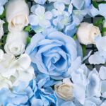 GloboStar® Artificial Garden ROSES STORY 20353 Τεχνητό Διακοσμητικό Πάνελ Λουλουδιών - Κάθετος Κήπος σύνθεση Μπλε & Μπεζ Τριαντάφυλλα Μ40 x Π60 x Υ10cm - Image 5