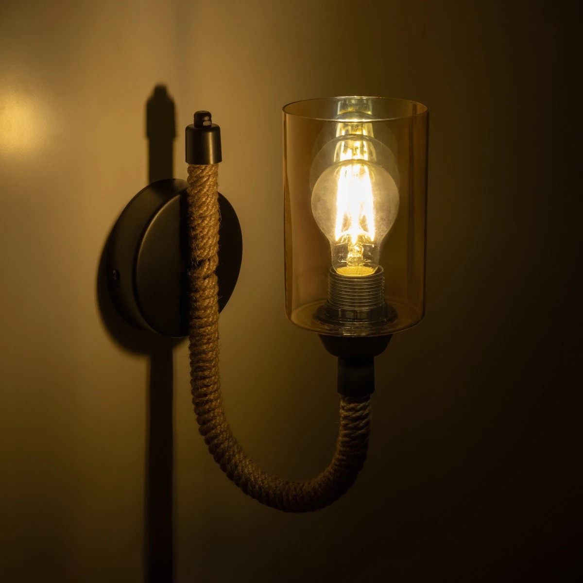 GloboStar® RIFT 203-0002 Vintage Επιτοίχιο Φωτιστικό Απλίκα Σχοινί Μονόφωτο 1 x E27 IP20 Μαύρο Μέταλλο με Μπεζ Σχοινί με Φιμέ Γυαλί - Μ22.5 x Π22.5 x Υ28.5cm - Image 2