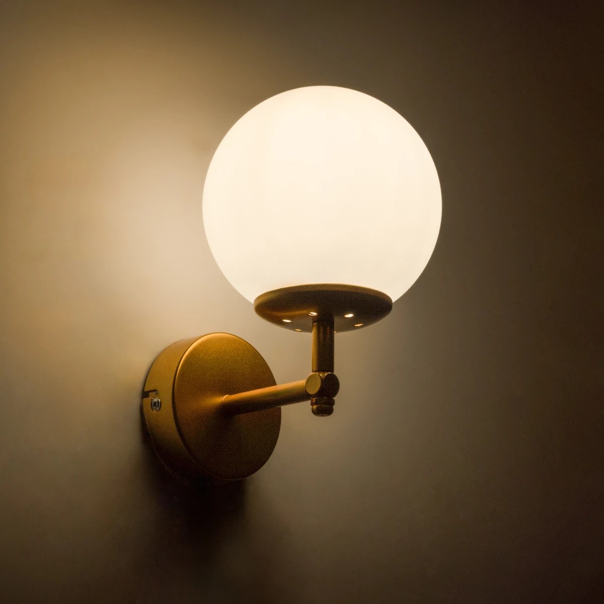 GloboStar® DALPH 203-0029 Vintage Επιτοίχιο Φωτιστικό Απλίκα Μονόφωτο 1 x E27 IP20 Χρυσό Μέταλλο με Λευκό Γυαλί - M18 x Π15 x Υ23cm - Image 2