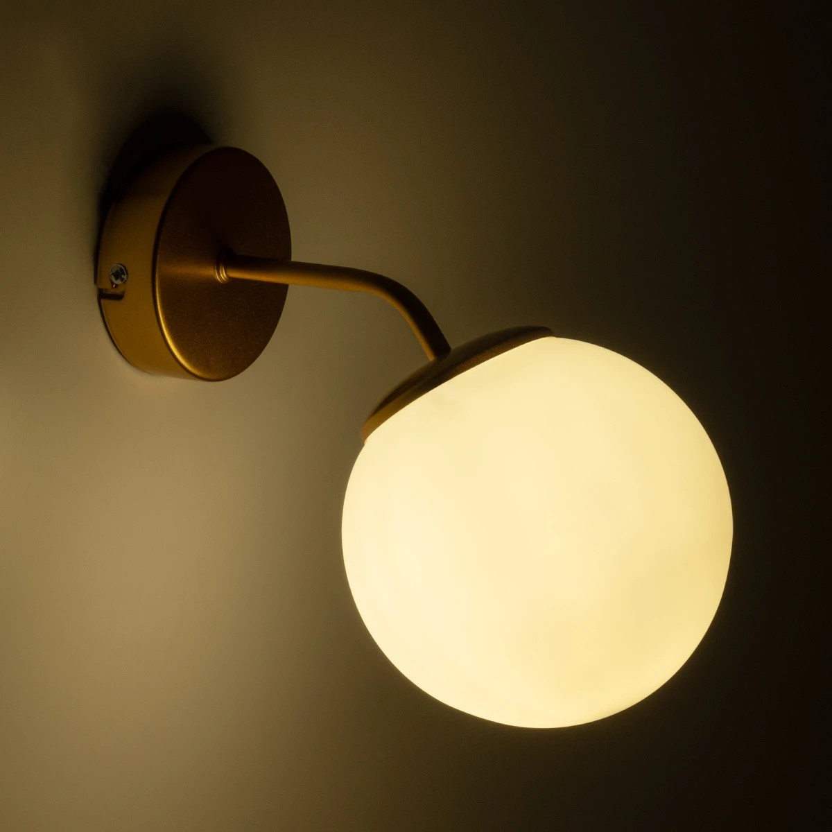 GloboStar® DALPH 203-0033 Vintage Επιτοίχιο Φωτιστικό Απλίκα Μονόφωτο 1 x E27 IP20 Χρυσό Μέταλλο με Λευκό Γυαλί - M15 x Π18 x Υ22.5cm - Image 2