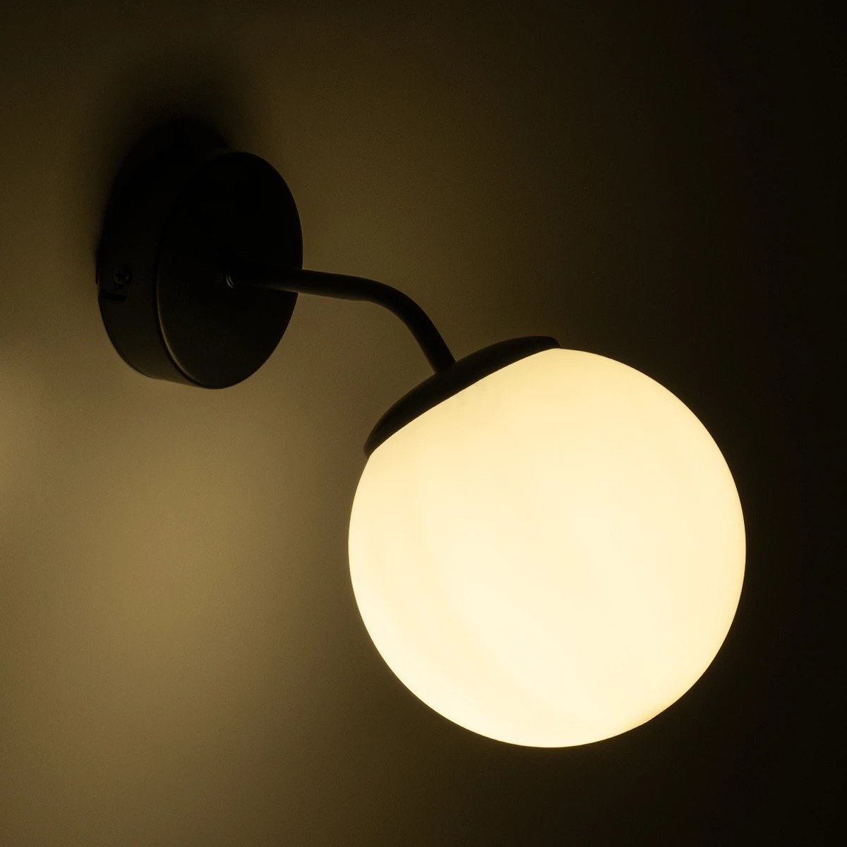 GloboStar® DALPH 203-0034 Vintage Επιτοίχιο Φωτιστικό Απλίκα Μονόφωτο 1 x E27 IP20 Μαύρο Μέταλλο με Λευκό Γυαλί - M15 x Π18 x Υ22.5cm - Image 2