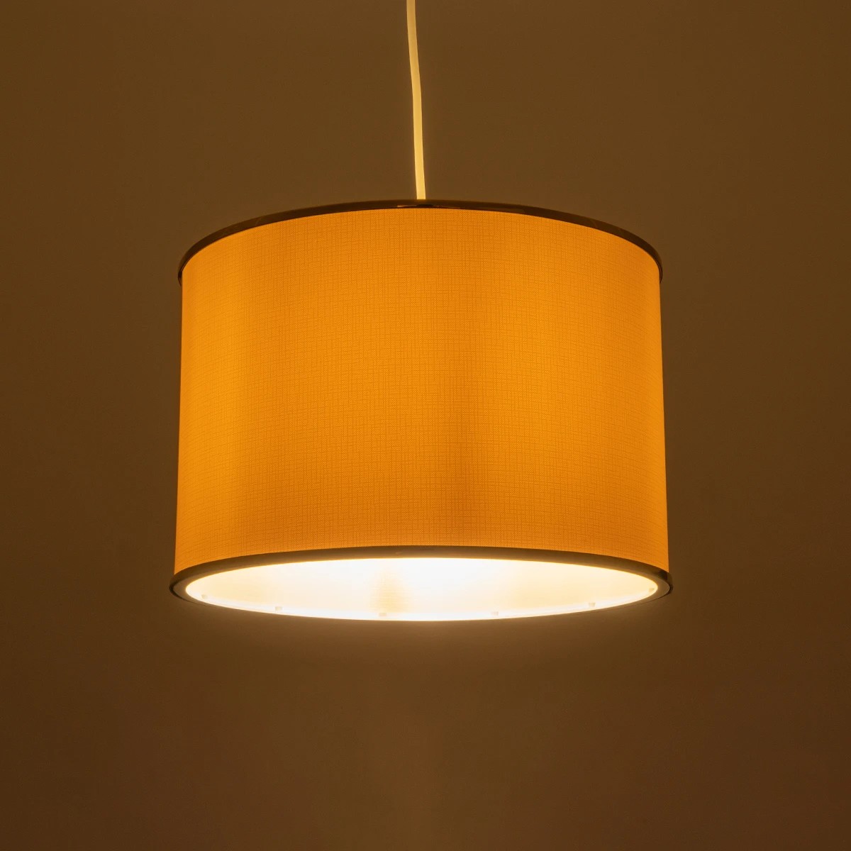 GloboStar® ELECTRA 203-0110 Μοντέρνο Κρεμαστό Φωτιστικό Καπέλο Μονόφωτο 1 x E27 IP20 Mπεζ Ύφασμα με Χρυσό Μέταλλο - Μ30 x Π30 x Υ23cm - Image 2