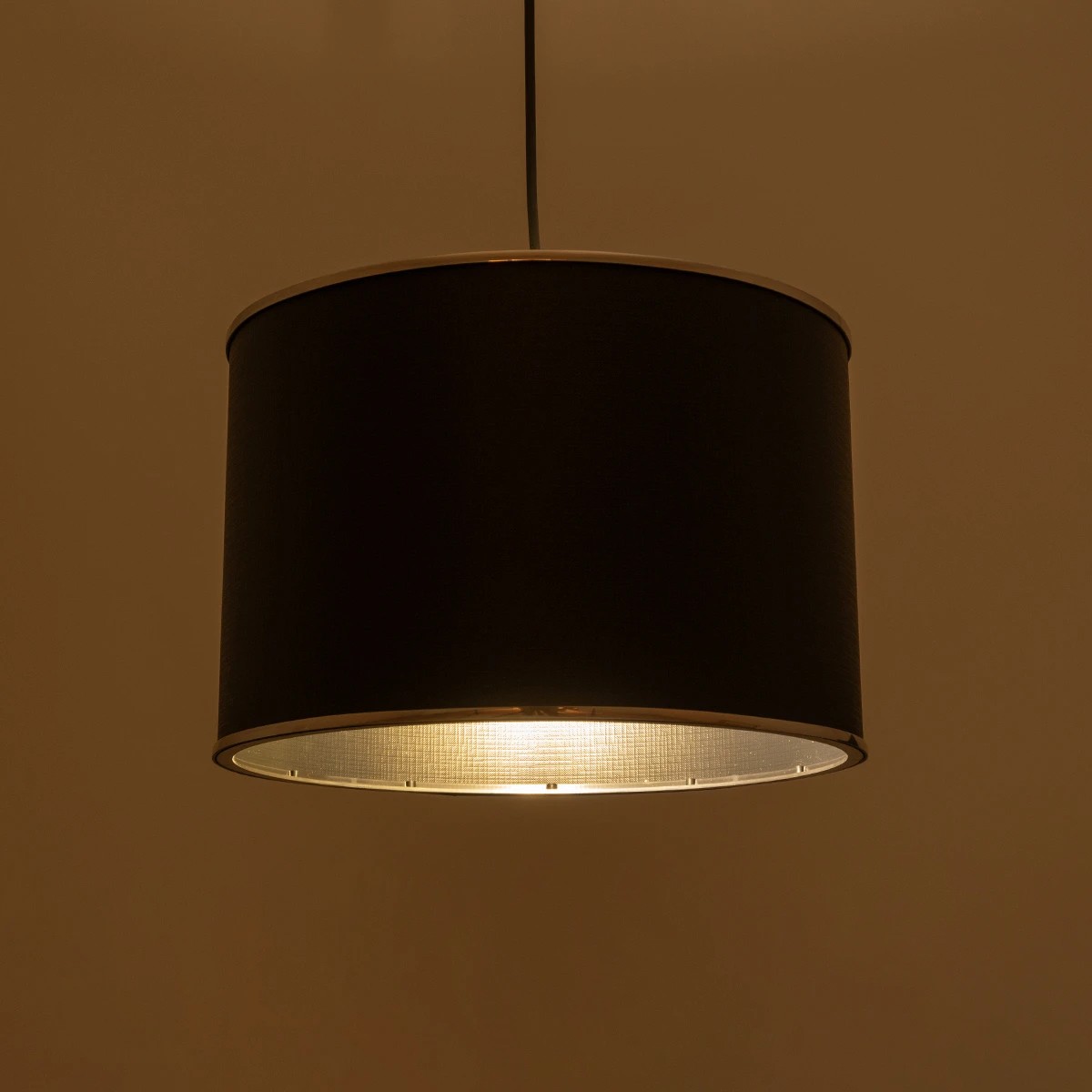 GloboStar® ELECTRA 203-0111 Μοντέρνο Κρεμαστό Φωτιστικό Καπέλο Μονόφωτο 1 x E27 IP20 Mαύρο Ύφασμα με Ασημί Μέταλλο - Μ30 x Π30 x Υ23cm - Image 2