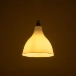 GloboStar® RADE 203-0125 Μοντέρνο Κρεμαστό Φωτιστικό Καμπάνα Μονόφωτο 1 x E27 IP20 Λευκό με Χρυσό Πλαστικό - Μ17.5 x Π17.5 x Υ56cm - Image 2