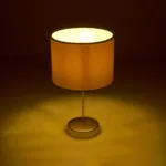 GloboStar® WIZ 203-0180 Μοντέρνο Επιτραπέζιο Φωτιστικό Μονόφωτο 1 x E27 IP20 Χρυσο Μέταλλο Με Μπεζ Καπέλο- Μ22 x Π22 x Υ36.5cm - Image 2