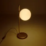 GloboStar® GLOBUS 203-0182 Μοντέρνο Επιτραπέζιο Φωτιστικό Μονόφωτο 1 x E27 IP20 Χρυσο Μέταλλο με Γαλακτερή Γυάλινη Μπάλα- Μ21 x Π16.5 x Υ45cm - Image 2