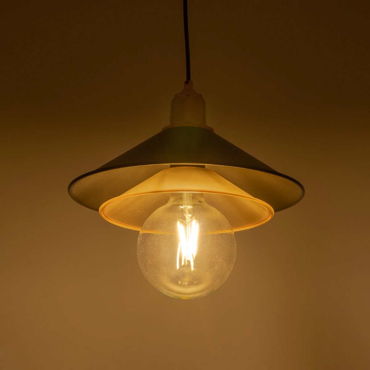 GloboStar® FERRO 203-0269 Μοντέρνο Κρεμαστό Φωτιστικό Καμπάνα Μονόφωτο 1 x E27 IP20 Μαύρο & Χάλκινο Πλαστικό - Μ22 x Π22 x Υ83cm