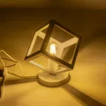 GloboStar® DISE 203-0273 Μοντέρνο Eπιτραπέζιο Φωτιστικό Μονόφωτο 1 x E27 IP20 Λευκό Πλαστικό - Μ18 x Π18 x Υ22cm