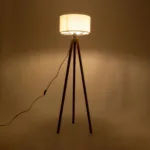 GloboStar® SAGA 204-0032 Μοντέρνο Eπιδαπέδιο Φωτιστικό Μονόφωτο 1 x E27 IP20 Καρυδί Ξύλο με Λευκό Ύφασμα - Μ38 x Π38 x Υ140cm