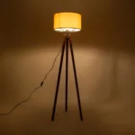 GloboStar® SAGA 204-0033 Μοντέρνο Eπιδαπέδιο Φωτιστικό Μονόφωτο 1 x E27 IP20 Καρυδί Ξύλο με Κίτρινο Ύφασμα - Μ38 x Π38 x Υ140cm