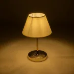 GloboStar® GLOSSY 204-0071 Μοντέρνο Eπιτραπέζιο Φωτιστικό Μονόφωτο 1 x E27 IP20 Χρυσό Μέταλλο με Λευκό Ύφασμα - Μ22 x Π22 x Υ37cm - Image 2