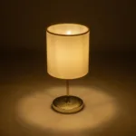 GloboStar® GLOSSY 204-0078 Μοντέρνο Eπιτραπέζιο Φωτιστικό Μονόφωτο 1 x E27 IP20 Χρυσό Μέταλλο με Μπεζ Ύφασμα - Μ15 x Π15 x Υ39cm - Image 2