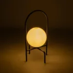 GloboStar® SPIDY 204-0139 Μοντέρνο Eπιτραπέζιο Φωτιστικό Μονόφωτο 1 x E27 IP20 Μαύρο Μέταλλο με Λευκό Γυαλί - Μ20 x Π20 x Υ37cm - Image 2