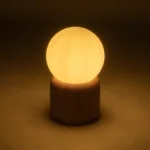 GloboStar® BOARD 204-0144 Μοντέρνο Eπιτραπέζιο Φωτιστικό Μονόφωτο 1 x E27 IP20 Μπεζ Ξύλο με Λευκό Γυαλί - Μ15 x Π15 x Υ25cm - Image 2