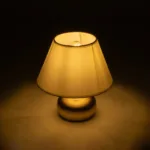 GloboStar® KORG 204-0184 Μοντέρνο Επιτραπέζιο Φωτιστικό Πορτατίφ Μονόφωτο 1 x E27 AC 220-240V IP20 Μπεζ & Χάλκινο - Μ17 x Π17 x Υ23cm - Image 2