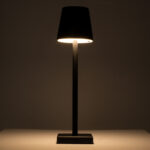 GloboStar® NEGA 60473 Μοντέρνο Επιτραπέζιο Φωτιστικό Πορτατίφ LED 2.2W 154lm 360° DC 5V Επαναφορτιζόμενο με Μπαταρία Li-ion 4000mAh - Διακόπτη Αφής - Θερμό Λευκό 2700K - Dimmable - D10 x H39cm - Μαύρο - 2 Years Warranty - Image 3