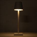 GloboStar® NEGA 60474 Μοντέρνο Επιτραπέζιο Φωτιστικό Πορτατίφ LED 2.2W 154lm 360° DC 5V Επαναφορτιζόμενο με Μπαταρία Li-ion 4000mAh - Διακόπτη Αφής - Θερμό Λευκό 2700K - Dimmable - D10 x H39cm - Λευκό - 2 Years Warranty - Image 3