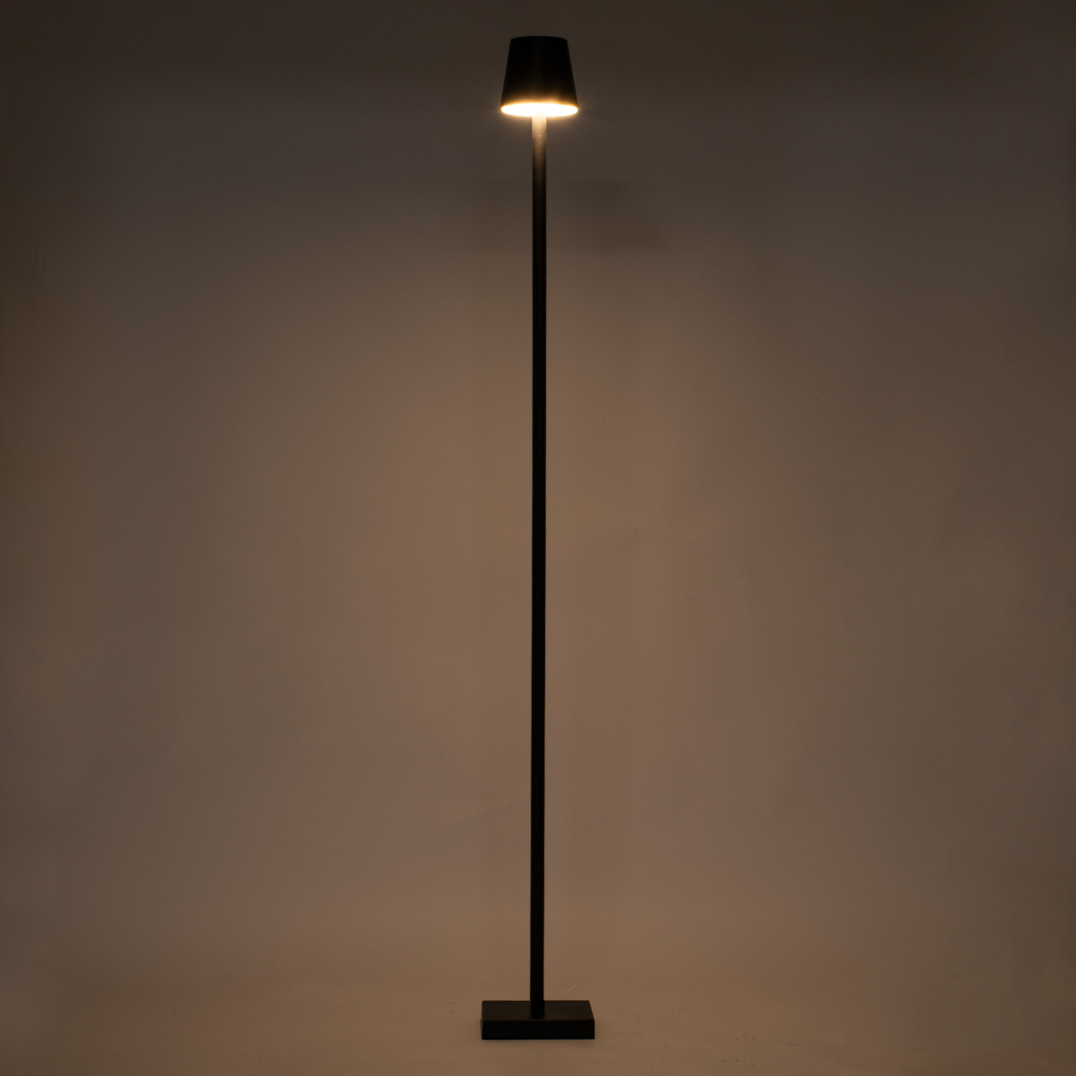 GloboStar® NEGA 60477 Μοντέρνο Επιδαπέδιο Φωτιστικό LED 2.2W 154lm 360° DC 5V Επαναφορτιζόμενο με Μπαταρία Li-ion 4000mAh - Διακόπτη Αφής - Θερμό Λευκό 2700K - Dimmable - D10 x H135cm - Μαύρο - 2 Years Warranty - Image 3