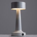 GloboStar® BELLA 76502 Μοντέρνο Επιτραπέζιο Φωτιστικό Πορτατίφ LED 1.5W 105lm 120° DC 5V Επαναφορτιζόμενο με Μπαταρία Li-ion 1800mAh - Διακόπτη Αφής με 3 Εντάσεις Φωτισμού Θερμό Λευκό 2700K Dimmable - Φ9 x 21cm - Λευκό - Image 2