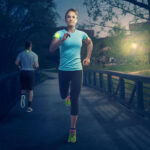 GloboStar® 79073 Μαγνητικό Clip Ασφαλείας Φωσφοριζέ Αντανακλαστικό για Ποδηλάτες & Runners με Φωτεινή Σήμανση LED & Μπαταρία CR2032 - Αδιάβροχο IP65 Λαχανί Φωσφοριζέ - Image 6