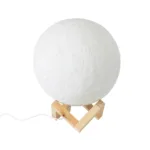 GloboStar® MOON 79607-S Επιτραπέζιο Φωτιστικό LED 3W 150lm 360° DC 5V IP20 RGB Dimmable Λευκό Πλαστικό με Μπεζ Ξύλο - Λειτουργία μόνο σε ρεύμα, χωρίς μπαταρίες - Μ20 x Π20 x Υ23cm - 2 Χρόνια Εγγύηση