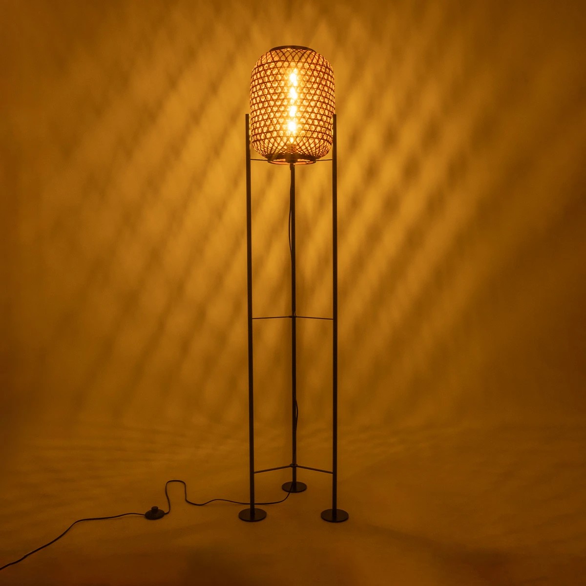 GloboStar® CURACAO 999-0041 Μοντέρνο Επιδαπέδιο Φωτιστικό Μονόφωτο 1 x E27 IP20 Μαύρο Μέταλλο με Καφέ Ξύλο - Μ30 x Π30 x Υ165cm